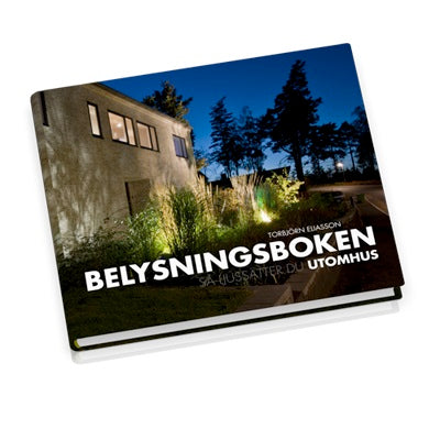 Utomhusbelysning i trĂ€dgĂ„rd inspirerad av Belysningsboken: SĂ„ ljussĂ€tter du utomhus av Torbjörn Eliasson â energieffektiv, hĂ„llbar ljusdesign med armaturer och balans mellan varmt och kallt ljus för balkong, uteplats, park och skog