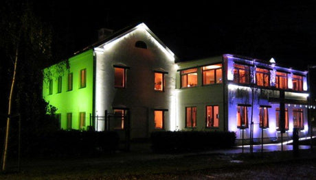 Planera trädgårdsbelysning: kvällsbelyst trädgård och uteplats med avskärmade armaturer, riktade spotlights och släpljus; LED lågvolt (12 V), skymningsrelä/timer för trygg, välkomnande entré.