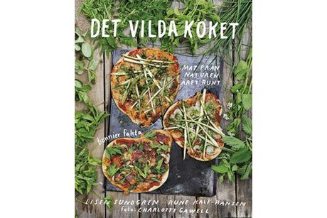 Bokomslag till kokboken Det vilda köket: Mat frĂ„n naturen Ă„ret runt av Rune Kalf-Hansen och Lisen Sundgren â vilda rĂ„varor, Naturens skafferi, ny nordisk mat, sĂ€songens skörd: nĂ€sslor, ramslök, björksav, löktrav, kirskĂ„l och maskros.