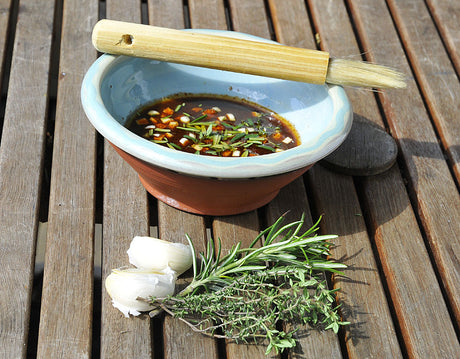 Grillmarinad till kött – recept med olivolja, mango chutney eller honung, vitlök, lagerblad, timjan, rosmarin, citrongräs, svartpeppar, vinäger/lime/citron och soja för saftig, smakrik grillning.