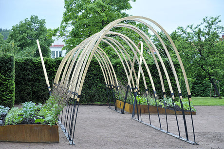 Lövkapellet av Simon Irvine i Botaniska trädgården – pergola med hängande pumpor som lyktor; kreativ, ekologisk trädgårdsdesign och biologisk mångfald.