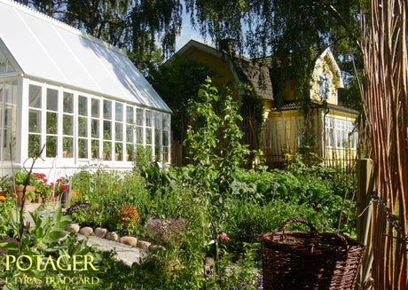 Tyra Hallsénius Lindhes potager – köksträdgård med tomater, lök, sallat, örter och ätliga blommor; växthus, upphöjda bäddar och pallkragar; biodynamisk odling, kompost och biologisk mångfald – odla din egen mat från frö till tallrik.