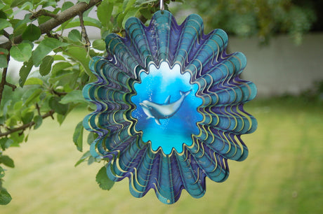 Vindspel Spinner – delfin animated med 3D-effekt i glittrande, väderbeständigt pulverlackerat stål, 25 cm – trädgårdsdekoration från Odla.nu för balkong och uteplats.