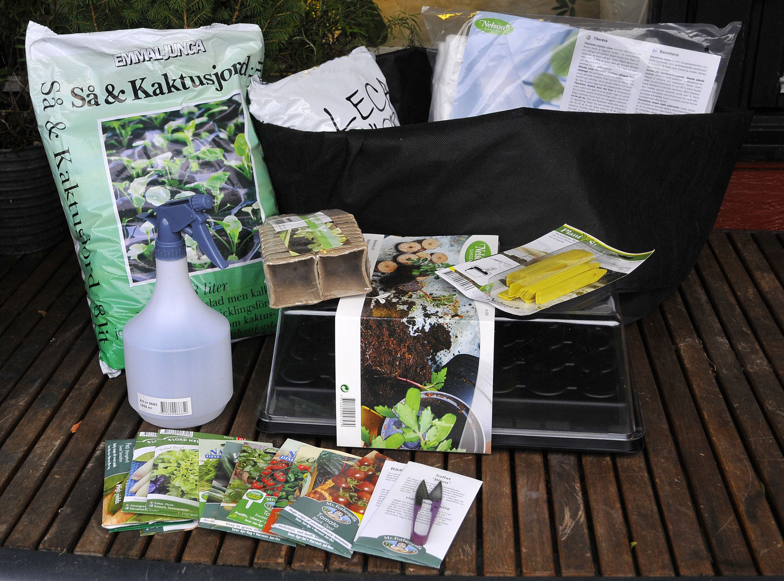 Paket 1 miniväxthus från Urbanero för förodling i MicroGarden45 – förkultivering av tomater, paprika, gurka och basilika med såjord, lecakulor och växtbelysning; omskolning och avhärdning för starka plantor