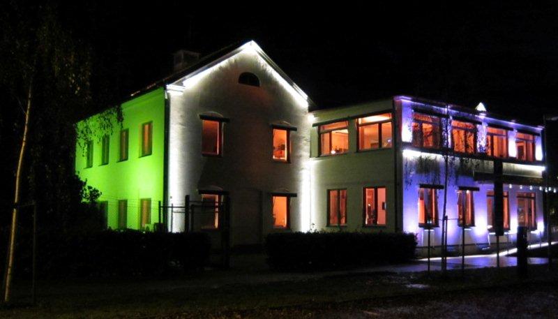 Planera trädgårdsbelysning: kvällsbelyst trädgård och uteplats med avskärmade armaturer, riktade spotlights och släpljus; LED lågvolt (12 V), skymningsrelä/timer för trygg, välkomnande entré.