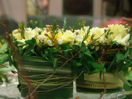 Blommigt kafferep på inspirationsbord på trädgårdsmässan Rum&Trädgård, Kistamässan Stockholm – färgsprakande blomsterarrangemang, festtema och vårkänsla.