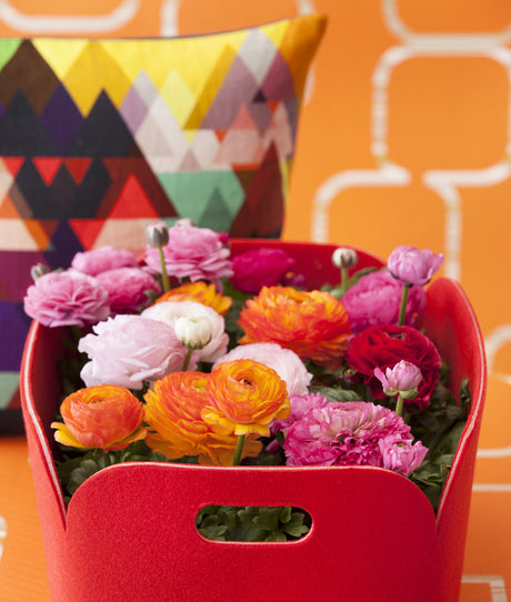 Färgstarka ranunkler i latinamerikansk-inspirerad design – blomsterarrangemang med oceanens blå och turkosa färgpalett, där tradition och modernitet möts i en modern, funktionell estetik.