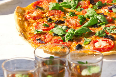 Egenlagad pizza med tomatsås, paprika och färsk basilika av egenodlade grönsaker – Urban Gardening i nyttoträdgården på balkong eller i trädgården.
