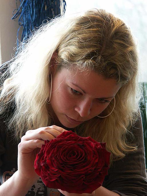 En jätteros blir till under floristutbildning på Munkeröds Floristutbildning i Göteborg – hantverksteknik, färg och form, växtkunskap, binderier och blomsterarrangemang.
