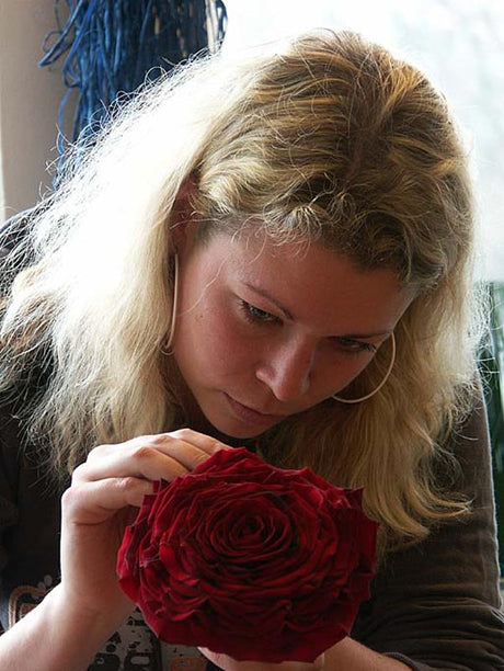 En jätteros blir till under floristutbildning på Munkeröds Floristutbildning i Göteborg – hantverksteknik, färg och form, växtkunskap, binderier och blomsterarrangemang.