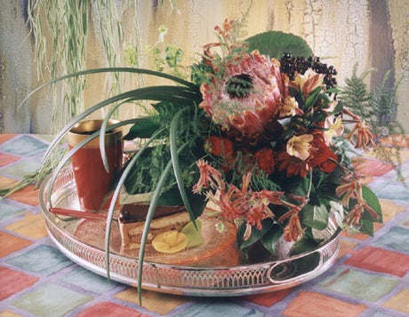 Fars dag i Sverige – fira pappa med kaffe på sängen, tårta och blommor: bukett med röda rosor, protea, azalea, porslinsblomma (Hoya) och cyklamen den andra söndagen i november.