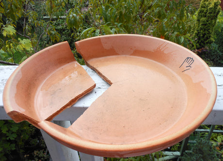 Frostsprängt terrakotta-krukfat (rödlera) – visar frostsprängning; rengöra krukor, torka helt och vinterförvara frostfritt; sortera och stapla keramik, betong, plast, metall och EPP.