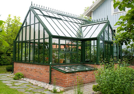 Lean-to växthus Hartley Botanic Victorian Lodge i Billdal, Göteborg – Vansta trädgårds växthusprojekt med Pastorale-tegelgrund, Ruta-tegelgolv, kallbänkar, odlingsbord och skuggardiner.