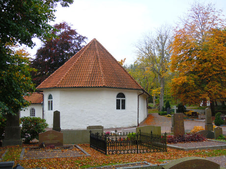 Höst på kyrkogården med gravsmyckning och minnesljus – Allhelgona/Alla helgons dag med ljus i mörkret, solcellslampor som gravlyktor, vinterdekoration med ljung (Calluna vulgaris), grankvistar, tall och en – en värdig viloplats i vintertid.