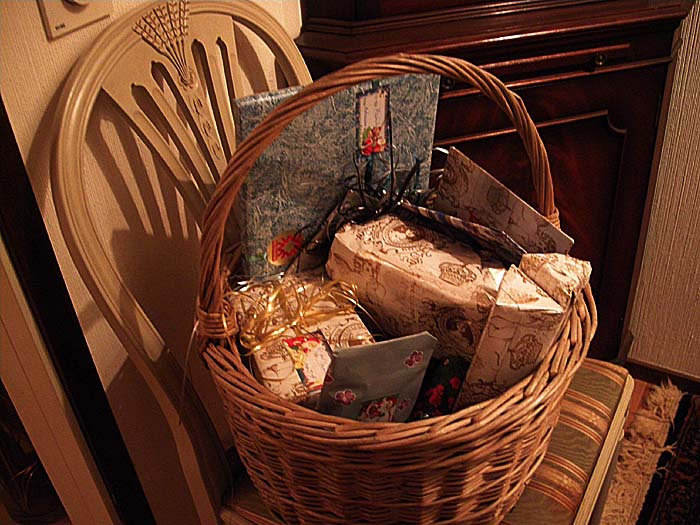 Julklappstips till trädgårdsälskaren: vindspel, fågelbord med fågelmat, trädgårdsböcker, trädgårdsverktyg (sekatör, plantspade), vattenslang, balkonglådor, fröer, minidrivhus och presentkort i trädgårdsbutik.