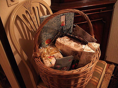 Julklappstips till trädgårdsälskaren: vindspel, fågelbord med fågelmat, trädgårdsböcker, trädgårdsverktyg (sekatör, plantspade), vattenslang, balkonglådor, fröer, minidrivhus och presentkort i trädgårdsbutik.