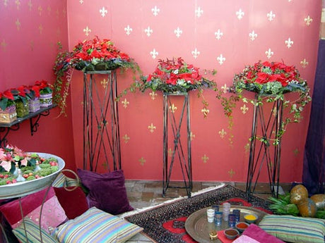 Julstjärna (Euphorbia pulcherrima) – lättskött inomhusväxt för vintern som trivs ljust utan drag med lätt fuktig jord; orientalisk mystik i ett arrangemang av Slottsträdgården Ulriksdal, även vacker som snittblomma.