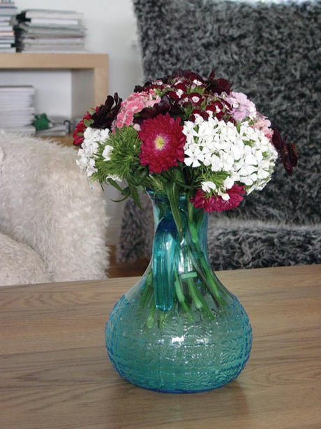 Mustig sensommarbukett med borstnejlika (Dianthus barbatus), cosmos, aster, montbretia (Crocosmia x crocosmiiflora), dahlia och vädd (Scabiosa) – färgstarka klassiker för ute- och innemiljö, blickfång i trädgård och på balkong.