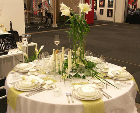 Temafest: dukning i lime och citron med limegröna och citrongula serviser, duk och ljus, hortensia och krukväxter – inspiration för vår, påsk och somrig trädgårdsfest.