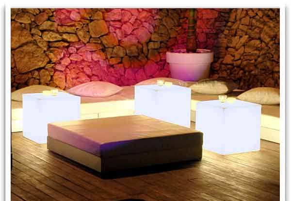 Stämningsfull utebelysning på balkong/terrass med LED-strips, uplights och dekorativ belysning; slingor som punktbelyser växter, dimbar, energisnål och vattentät lågvoltslösning för trappa och balkonginredning – perfekt för höstmys.