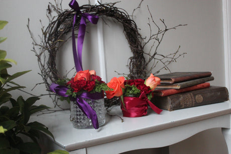Snittblommor och vintermys i november: vackra, hållbara buketter med rosor – Anna Theorins tips om snitt, vatten, växtnäring, ljusslingor, kransar och lökarrangemang för ett ombonat hem.
