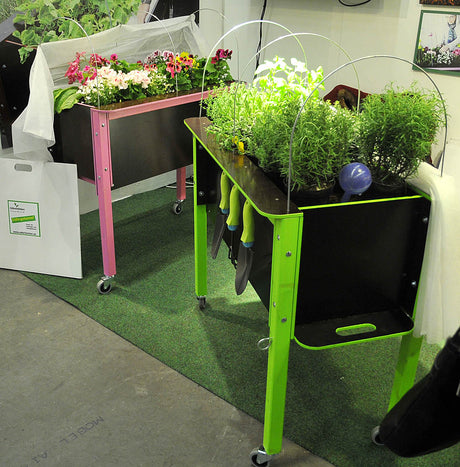Odlarbänken Mini – rullande odlingslåda/odlingsbänk på ben för balkongodling, med odlingstunnel av plantskyddsväv som förlänger säsongen; smart, ergonomisk och tillgänglig lösning för att odla i bänk på liten yta.