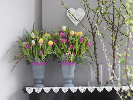 Påskdekoration med klassiska vårblommor: kungsängslilja (Fritillaria meleagris), minipåsklilja Narcissus 'Tête-à-tête' och tulpaner i naturligt, svalt vårarrangemang för lång hållbarhet.