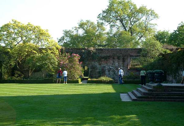 Sissinghurst – tät, grön och ogräsfri gräsmatta som vacker ram kring perennrabatter; väldränerad, lätt sandig jord samt vattning, gödsling och klippning minskar mossa och svampar som häxringar och snömögel.