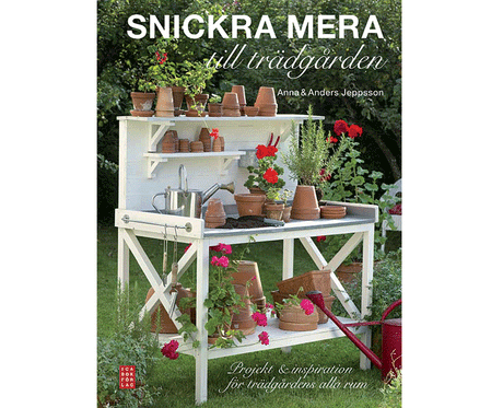 Snickra mera till trädgården – projekt & inspiration för trädgårdens alla rum med tydliga steg-för-steg-instruktioner, materiallistor och inspirerande bilder på trädgårdsskyltar, odlingsskåp, långbänkar och altan; bok av Anna och Anders Jeppsson