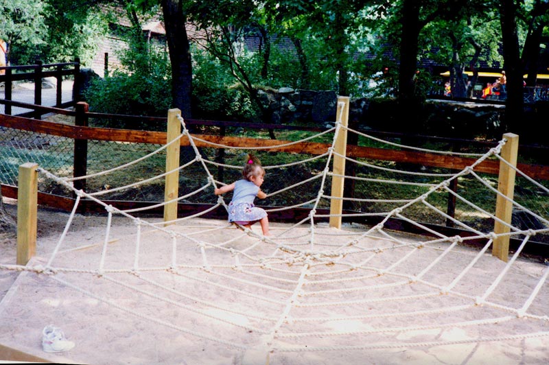 Spindelnät i en lekfull trädgård – trädgårdsdesign av Jennie Finkelstein med rumslighet, barnvänliga lekytor, sandlandskap, buskage och stämningsfull belysning för vila och återhämtning.