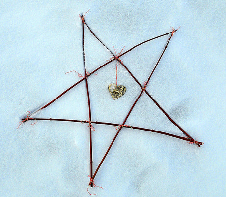 Handgjord adventsstjärna klar – novemberpyssel för julförberedelser med vintergrönt, kransar och ljusslingor; inspiration för trädgård ute och inne.