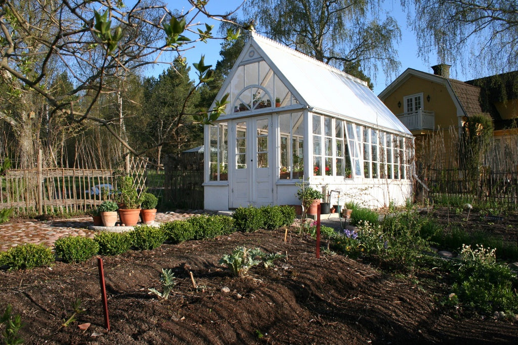 Vår i köksträdgården: täckodling med halm tas bort för att värma jorden i bäddar inför jordförbättring och gödsling med kompost, hönsgödsel och benmjöl.