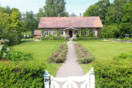 Trädgårdsrundan i nordvästra Skåne – grönskande trädgårdsrum med växter, gångar och utomhusinredning; inspiration och idéer för små trädgårdar och stora parker.