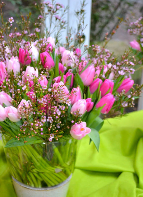 Tulpanbukett med vaxblomma – kreativ, säsongsenlig bukett inspirerad av Gunnar Kaj och Blomsterfrämjandet; svenskodlade tulpaner som alternativ till blåbärsris, vacker med torkade växter och hållbar med rätt skötselråd.