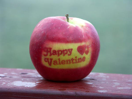 Äpple med text för Alla hjärtans dag (14 februari) – Valentindagen; kreativt pysseltips inspirerat av Sankt Valentin, romantik och vänskap; personlig gåva.