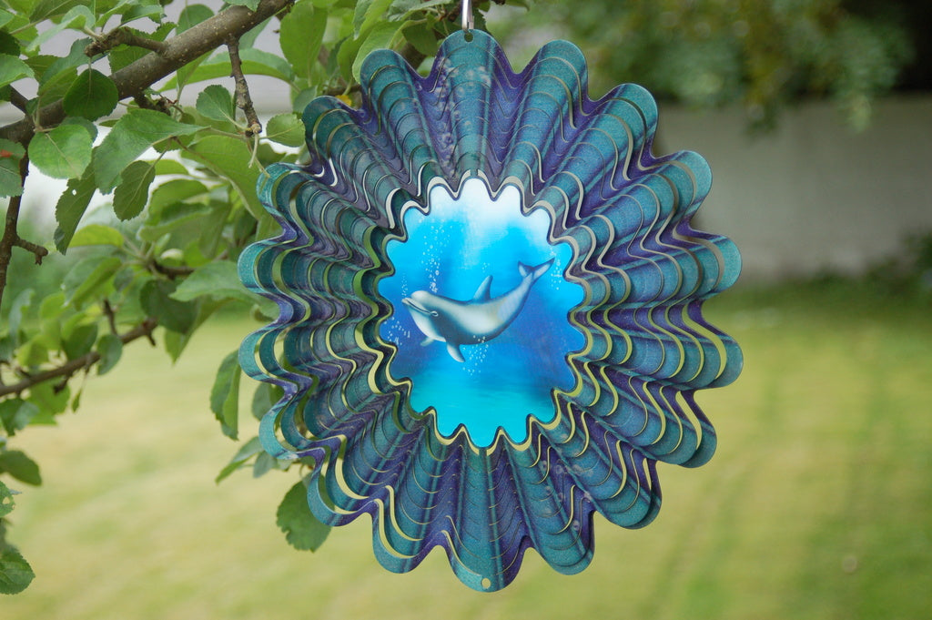 Vindspel Spinner – delfin animated med 3D-effekt i glittrande, väderbeständigt pulverlackerat stål, 25 cm – trädgårdsdekoration från Odla.nu för balkong och uteplats.