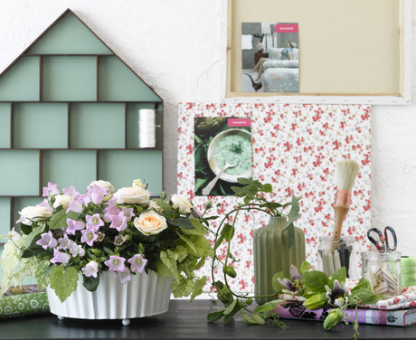 Vintage Bloom-vintagelook: lila Campanula med rosa blommor och gröna blad i arvegods, loppisfynd, porslin och färgat glas; begonia, hortensia, miniros, saintpaulia, jasmin och gullranka för en romantisk, frisk, botanisk atmosfär.